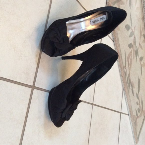 Brand New Steve Madden Black Satin Platform Pumps - Picture 2 of 4